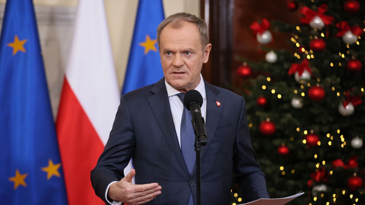 Warszawa, 19.12.2023. Premier Donald Tusk podczas konferencji prasowej po posiedzeniu rządu w siedzibie KPRM w Warszawie, 19 bm. Konferencja dot. projektu budżetu na 2024 r. (jm) PAP/Leszek Szymański