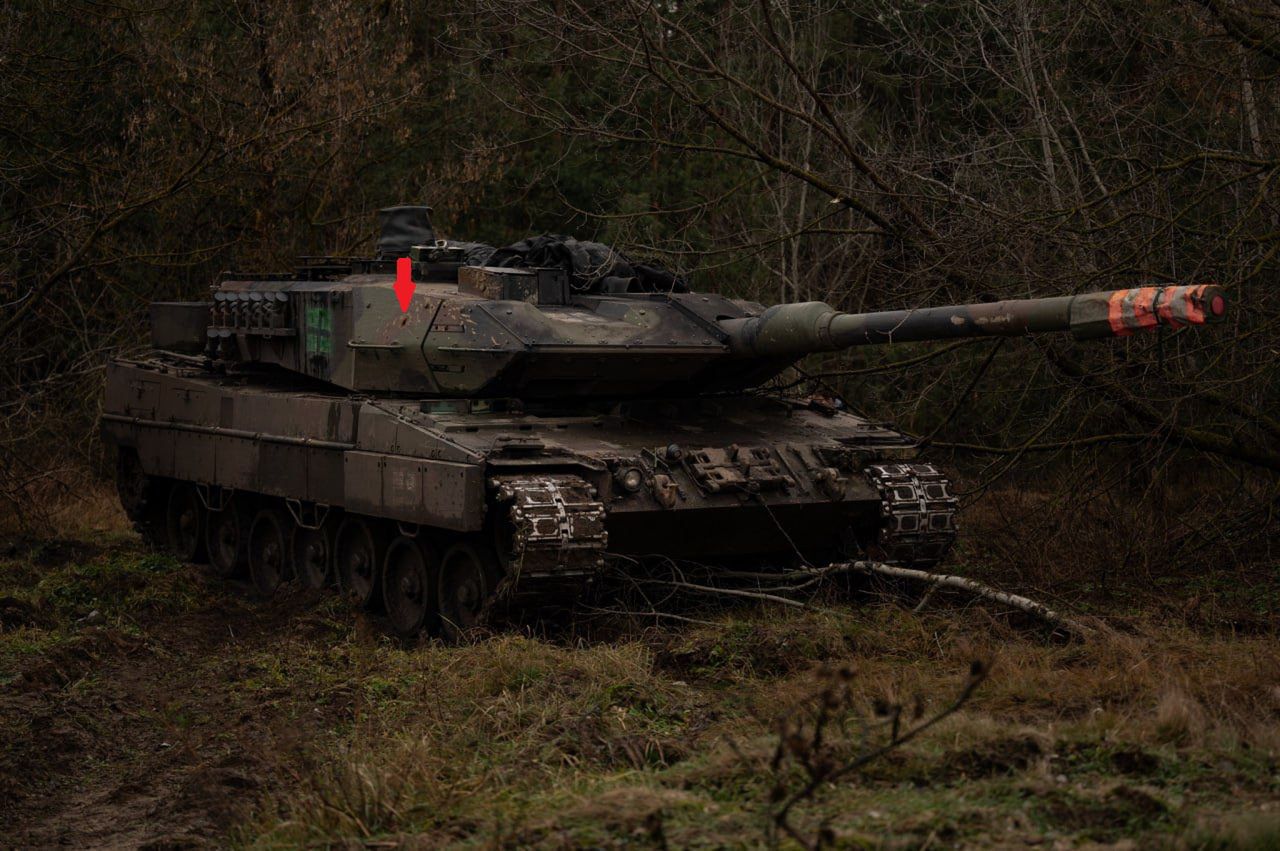 Leopard 2A6 trafiony w bok wieży przez granat/pocisk kumulacyjny. 