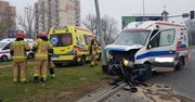 Ambulans jechał z pacjentką. Zatrzymał się dopiero na latarni