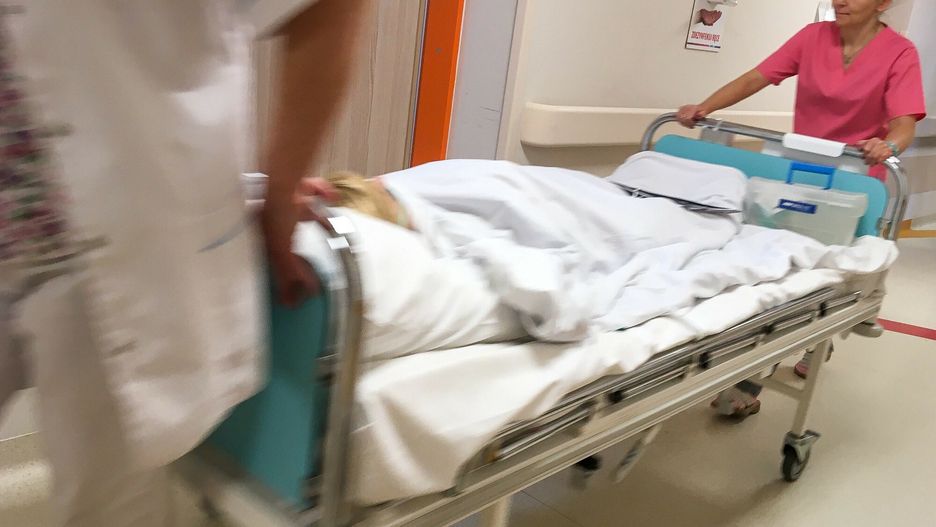 Lekarze z Łodzi alarmują: "Szpitale są przepełnione, łóżka ustawiamy na korytarzach".