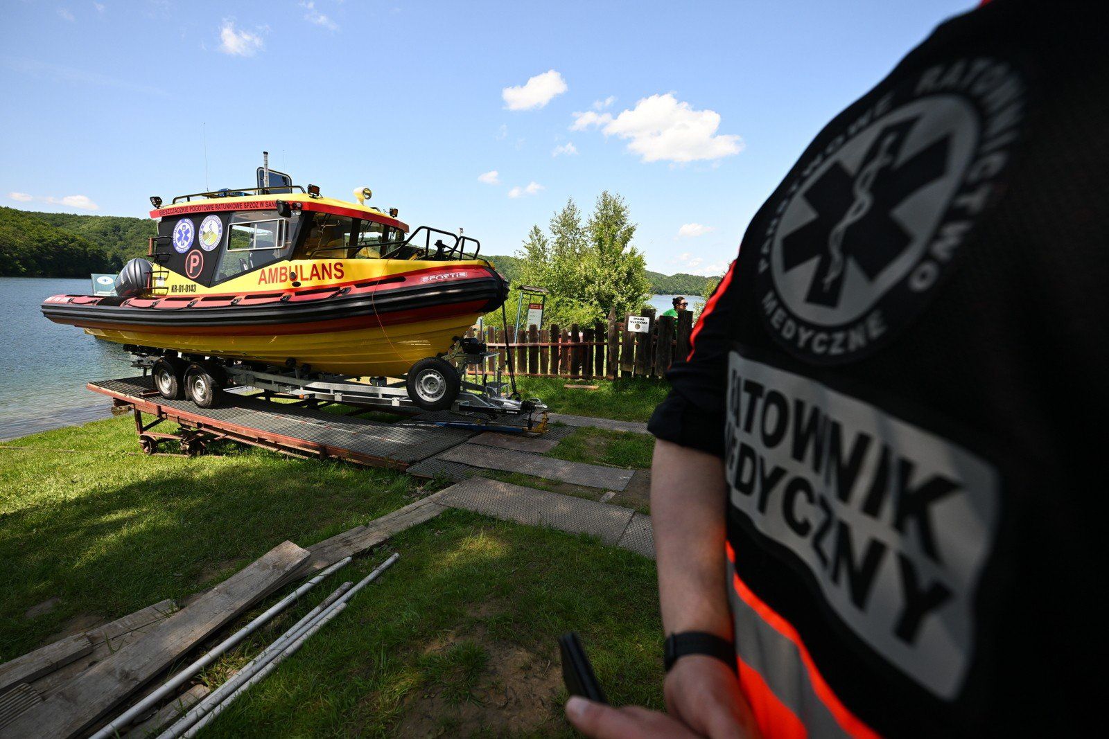 Wodowanie nowego ambulansu wodnego na Jeziorze Solińskim w Polańczyku, 4 bm. W sezonie letnim ambulans będzie wykorzystywany na Jeziorze Solińskim przez Bieszczadzkie Pogotowie Ratunkowe.