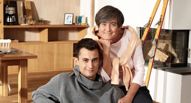 Maciej Kot z mamą ambasadorami polskiej odsłony kampanii „Dziękuję Ci Mamo”