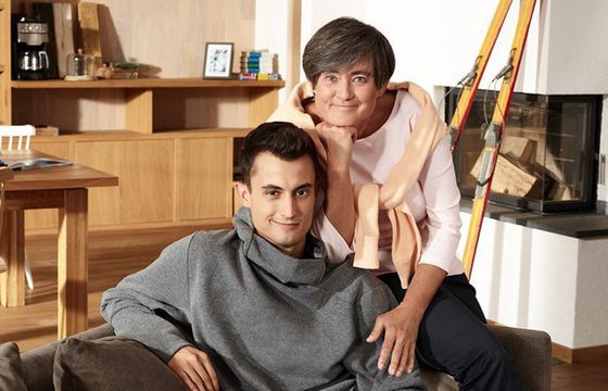 Maciej Kot z mamą ambasadorami polskiej odsłony kampanii „Dziękuję Ci Mamo”