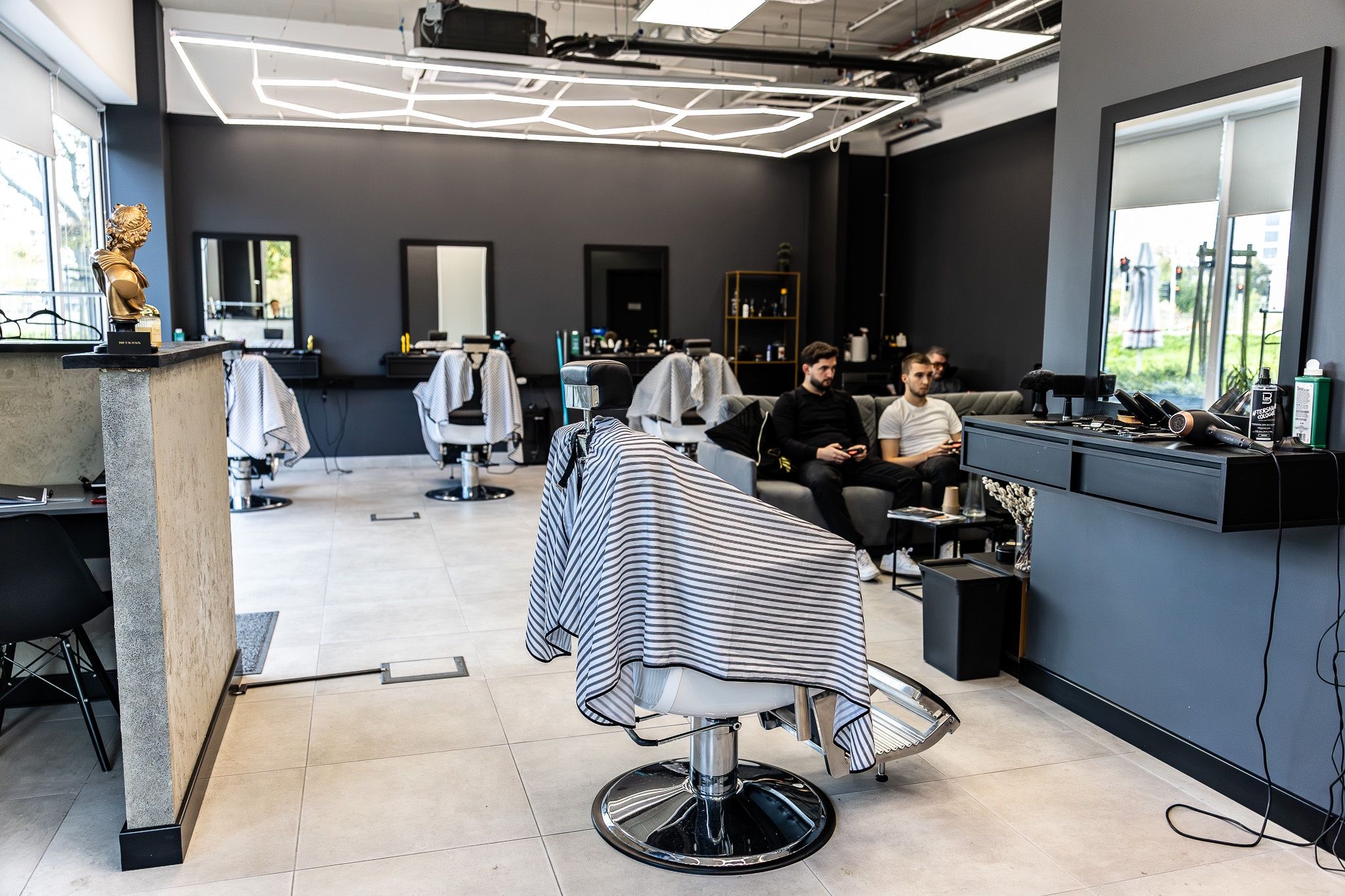 Salon BRUTAL HACK znajduje się w biurowcu przy ul. Sportowej 18/20 w Toruniu.