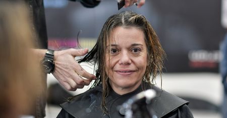Masz przynajmniej 50 lat i nosisz okulary? Oto idealna fryzura dla ciebie