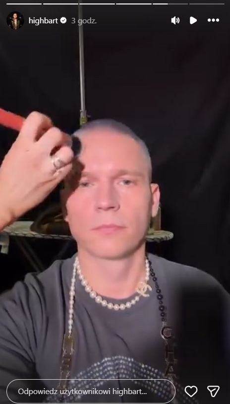 Bart Pniewski w trakcie makijażu