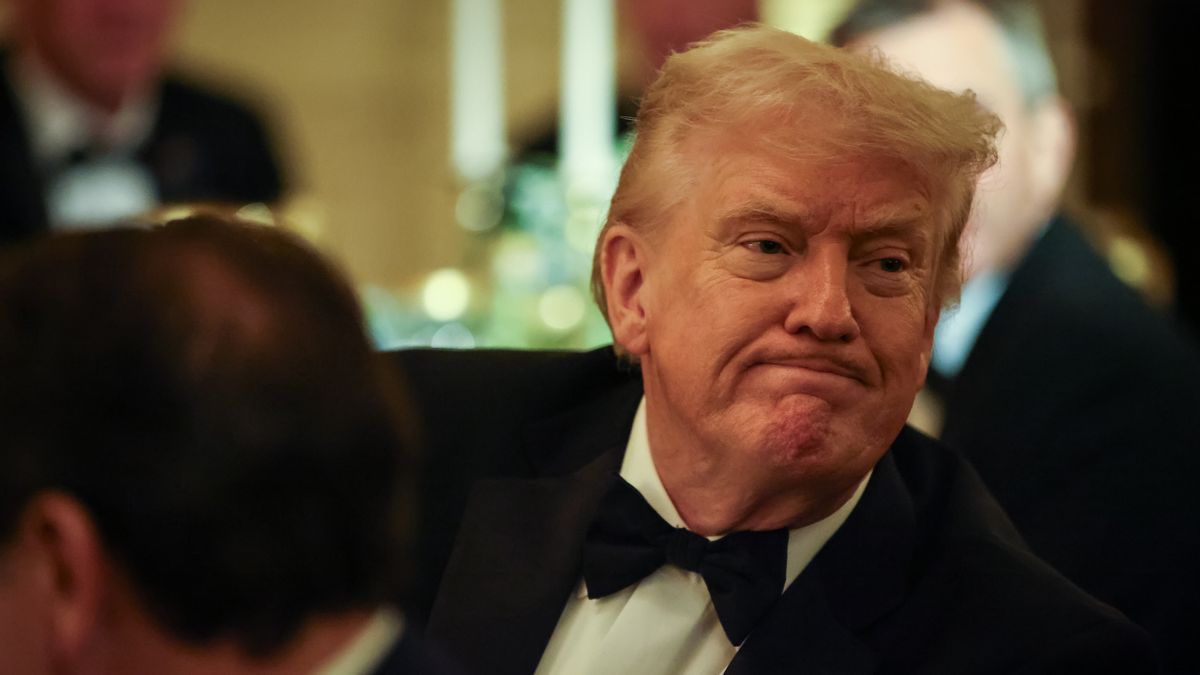 US President Donald Trump turns to talk to the press pool during the Governors Dinner in the East Room of the White House in Washington, DC, USA, 21 February 2026. EPA/Samuel Corum / POOL Dostawca: PAP/EPA.