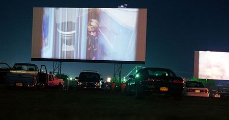 Wrocław. Kino samochodowe przeżywa renesans. Filmy zobaczymy na dachu galerii