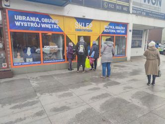 Kubek za 2 zł, koszula za 3 zł, telewizor za 400 zł. Tanie sklepy podbijają Polskę