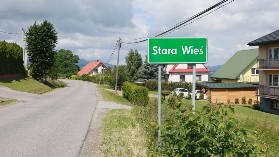 Ob?awa na strzelca ze Starej Wsi pod Limanow?
Fot. Wojciech Olkusnik/East News, 28.06.2025. Policyjna oblawa za Tadeuszem Duda, ktory 27.06. rano w Starej Wsi pod Limanow? zastrzelil swoja corke i ziecia, ciezko ranil swoja tesciowa. 
N/z: Stara Wies
Wojciech Olkusnik