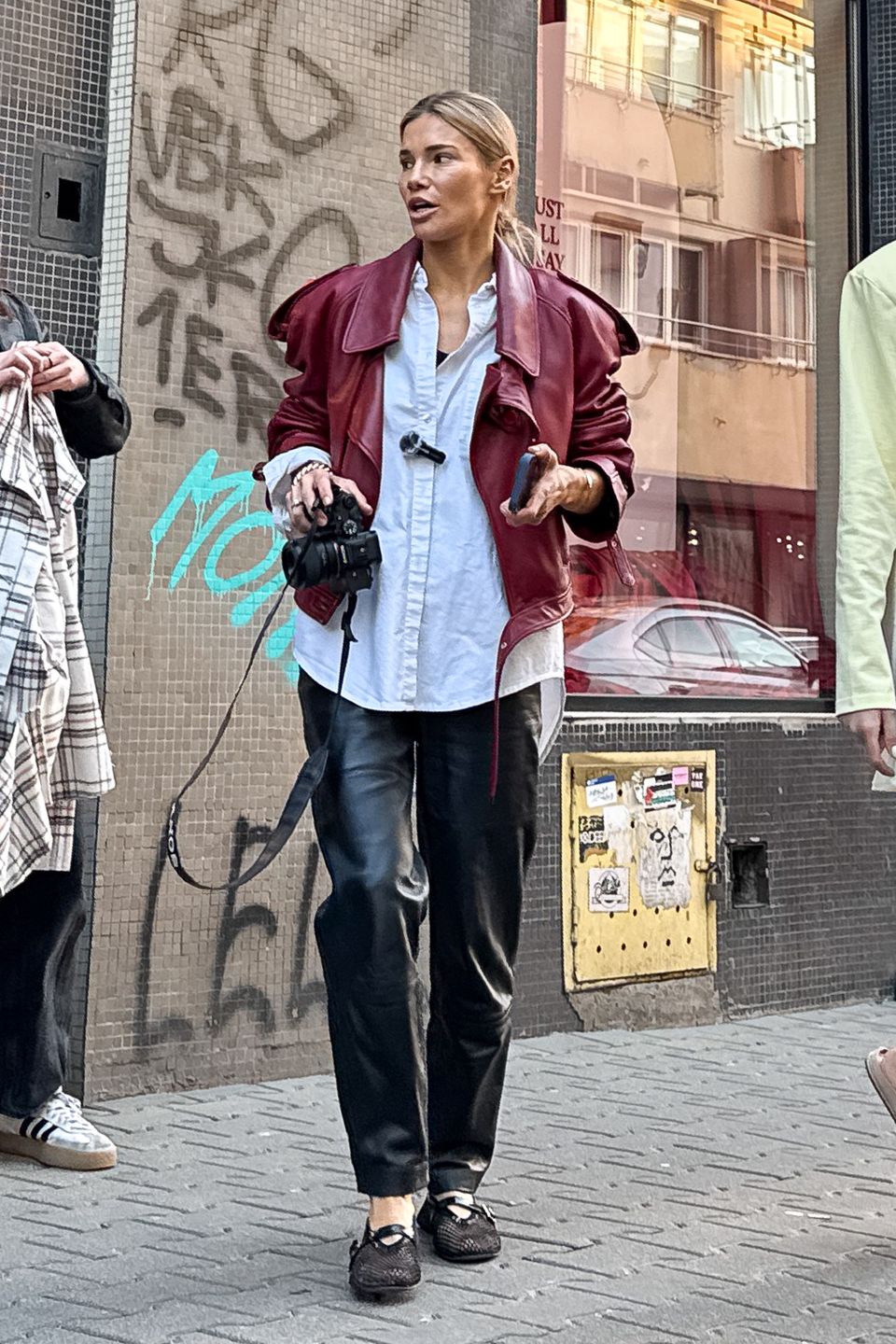 Maja Bohosiewicz robi zdjęcia przed swoim butikiem