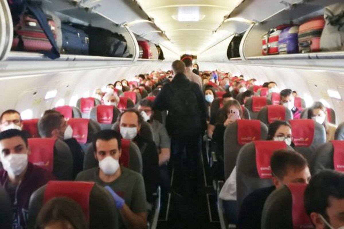 Uczestnicy lotu czuli dyskomfort z powodu braku zachowania bezpiecznego dystansu