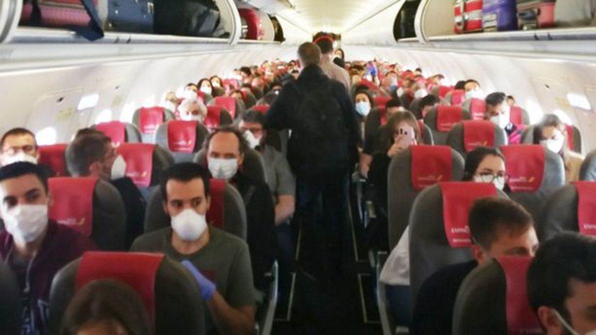 Uczestnicy lotu czuli dyskomfort z powodu braku zachowania bezpiecznego dystansu