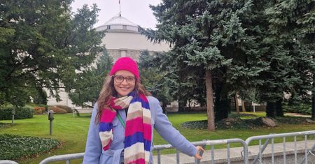 Popijała pod pomnikiem. Klaudia Jachira pokazała, co robi 11 listopada