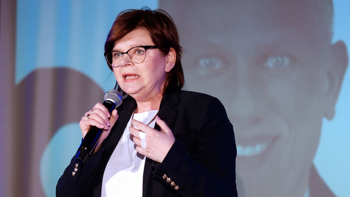 Częstochowa, 16.03.2024. Kampania samorządowa 2024. Minister zdrowia Izabela Leszczyna podczas spotkania z młodzieżą w Klubie Stacherczak w Częstochowie, 16 bm. (mr) PAP/Waldemar Deska