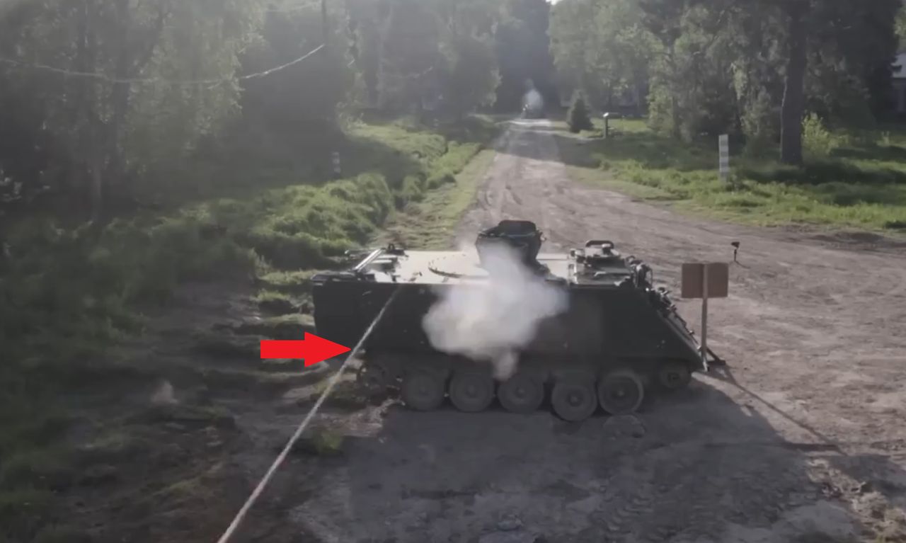 Rosjanie strzelający do transportera opancerzonego M113 z armaty kal. 30 mm, gdzie jeden z dwóch pocisków chybia i przelatuje nad celem.
