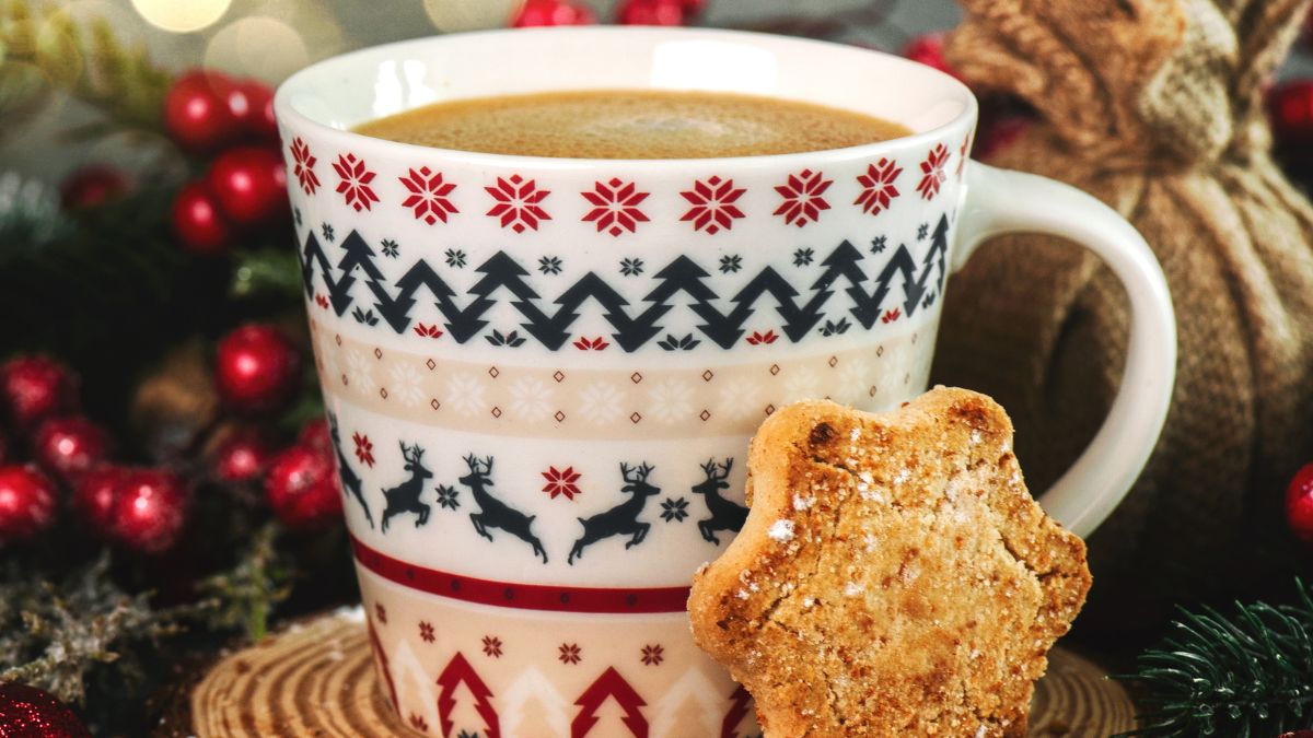 Świąteczna kawa pachnie goździkami i cynamonem