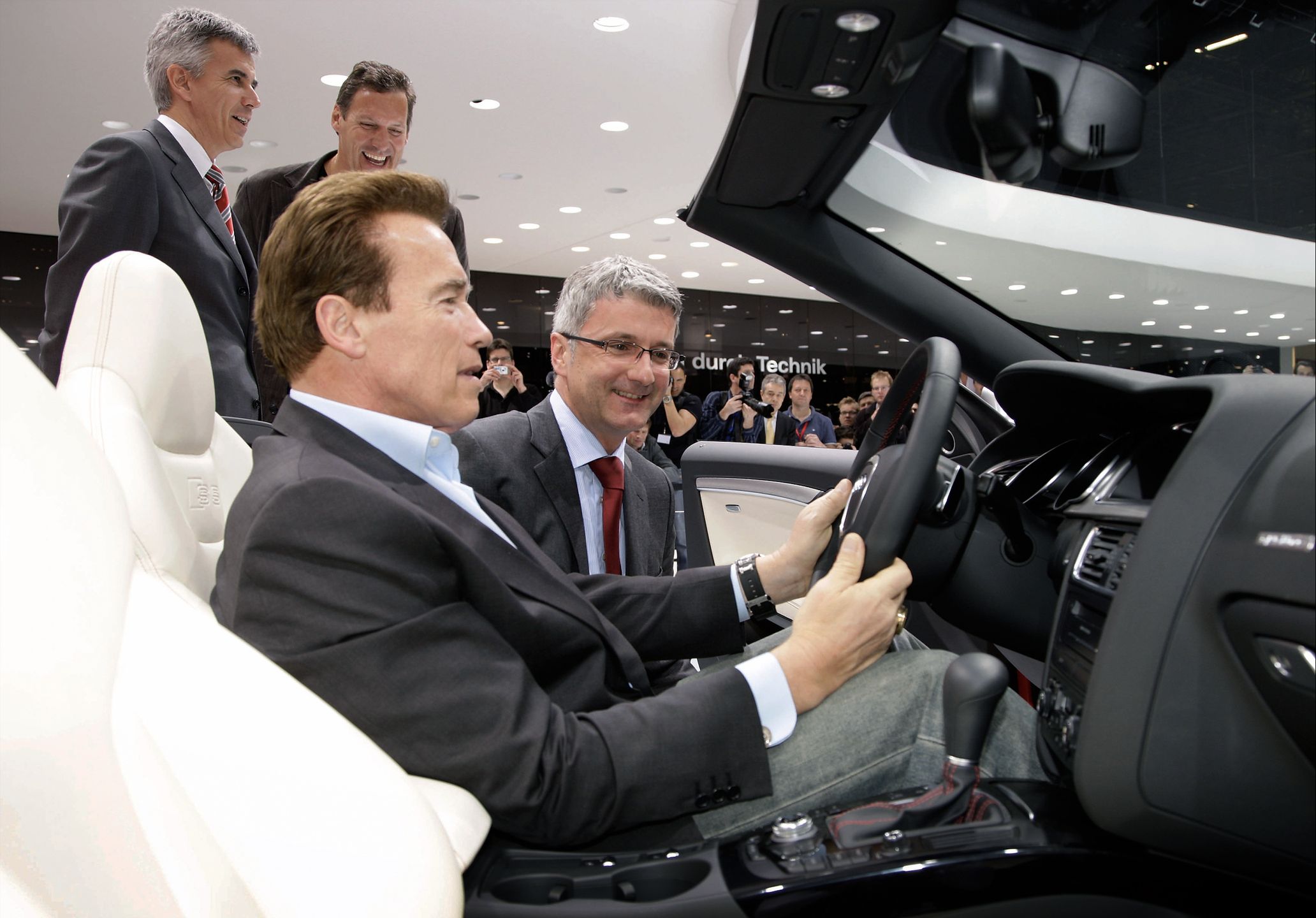 Gubernator Arnold Schwarzenegger i CEO Audi Rupert Stadler podczas salonu samochodowego w Genewie w 2009 roku.
