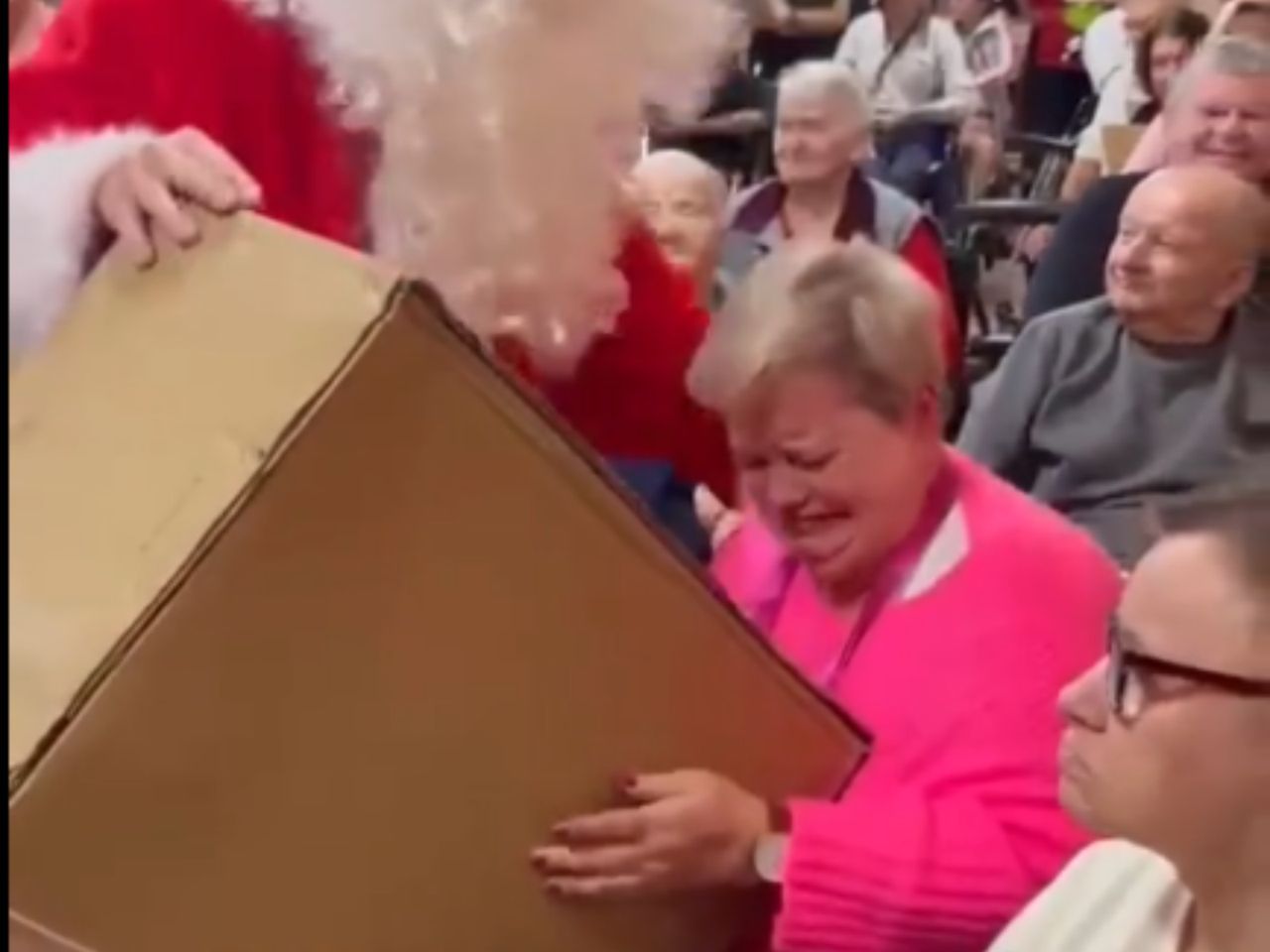 Seniorka dostała prezent. Nie mogła powstrzymać łez