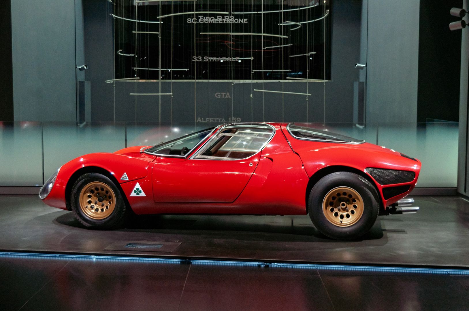Klasyczna Alfa Romeo 33 Stradale (1967)