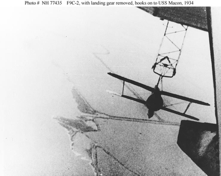 Curtiss F9C Sparrowhawk ze zdemontowanym podwoziem podczas lądowania na USS Macon(Fot. 456fis.org)