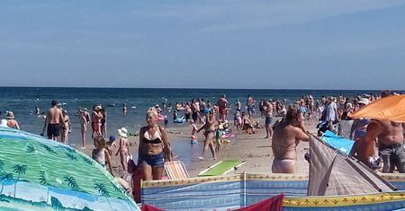 Wakacje 2020. Najwyższy wskaźnik zachorowań na COVID-19 w Polsce. Nad Bałtykiem tłumy