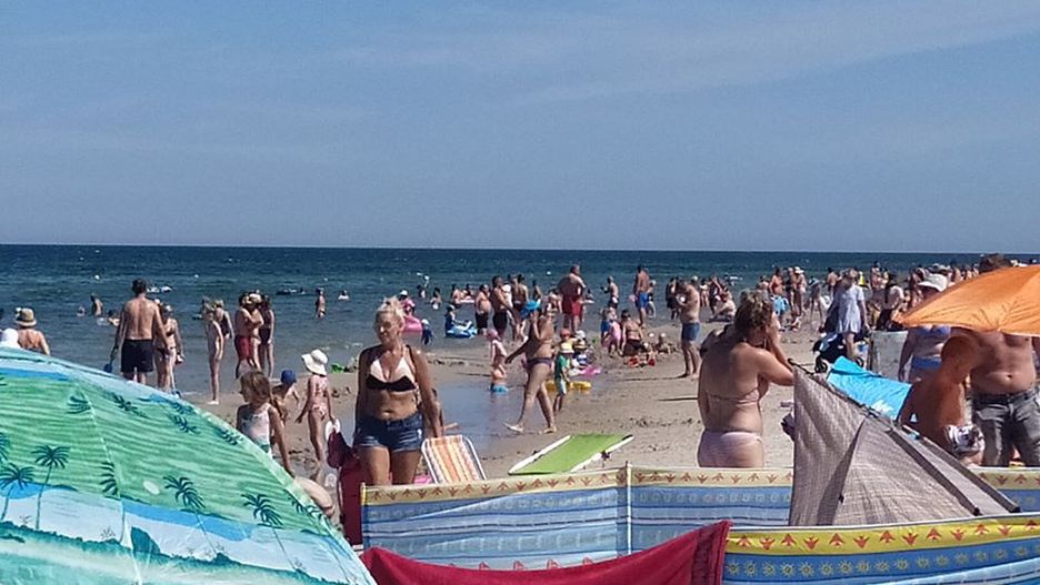 Turyści wypoczywają tłumnie na plaży w Dębkach