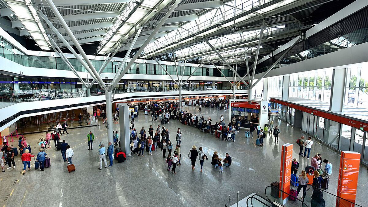 Na warszawskim Okęciu doszło do kuriozalnej sytuacji. Lot z Warszawy do Egiptu jest opóźniony już o niemal dwie doby