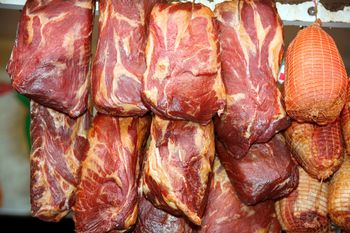 Węgrzy zachwycają się tym mięsem, a w Polsce mało kto słyszał. Smakuje jak dziczyzna