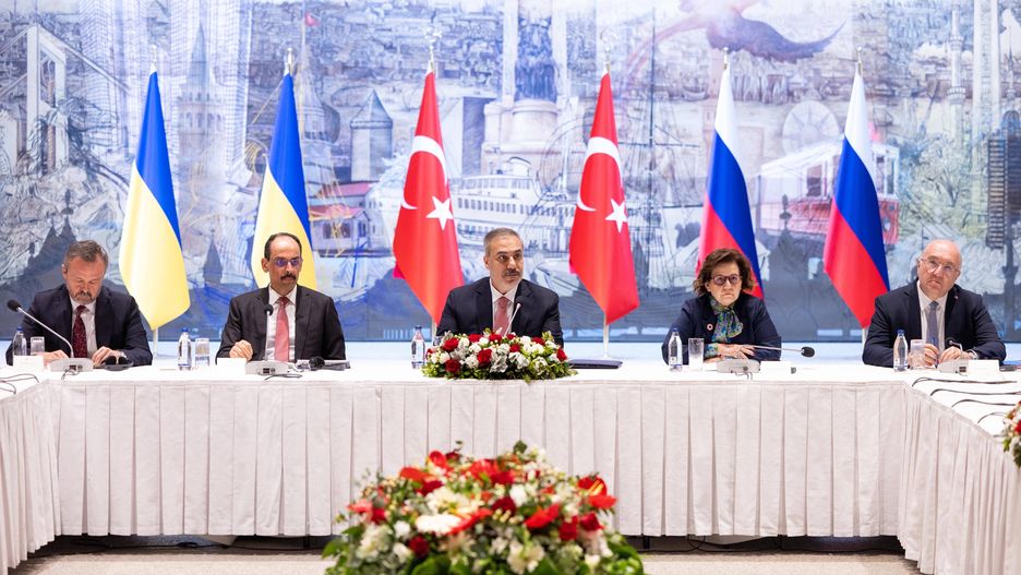 Ukrainian and Russian delegations in Turkey for planned peace talks
epa12105689 A handout picture made avaliable by Turkish Foreign Minister Press Office shows Turkish Foreign Minister Hakan Fidan (C) attending the meeting of Ukrainian and Russian delegations at the Presidential Office in Istanbul, Turkey, 16 May 2025. Delegations from Russia and Ukraine, including the Ukrainian head of state, have arrived in Turkey for planned peace talks. U.S. Secretary of State Rubio is in Istanbul to participate in the talks.  EPA/TURKISH FOREIGN MINISTER OFFICE HANDOUT  HANDOUT EDITORIAL USE ONLY/NO SALES 
Dostawca: PAP/EPA.
TURKISH FOREIGN MINISTER OFFICE HANDOUT
conflict, talks, diplomat