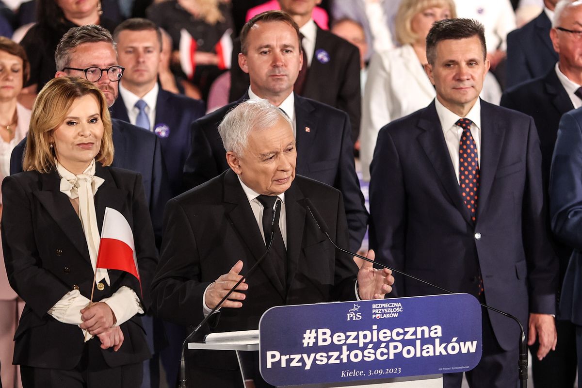 Jarosław Kaczyński podczas prezentacji Prawa i Sprawiedliwości w wyborach parlamentarnych w okręgu świętokrzyskim (amb) PAP/Adam Kumorowicz