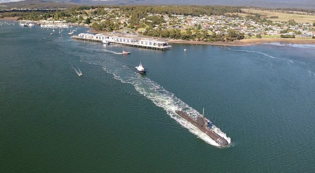 HMAS Sheean (SSG 77), piąty okręt typu Collins, wychodzi z Beauty Point na Tasmanii.