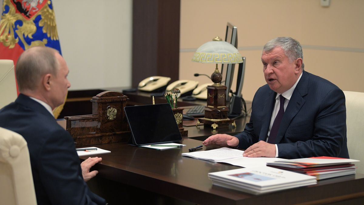 MOSCOW REGION, RUSSIA - MAY 12, 2020: Russia's President Vladimir Putin (L) and Rosneft CEO Igor Sechin during a meeting at Novo-Ogarevo residence. Alexei Druzhinin/Russian Presidential Press and Information Office/TASS (Photo by Alexei Druzhinin\TASS via Getty Images)