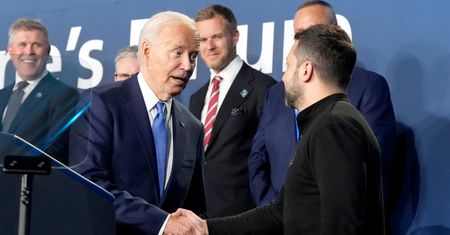 Biden zniósł zakaz. Media: specjaliści pojadą do Ukrainy
