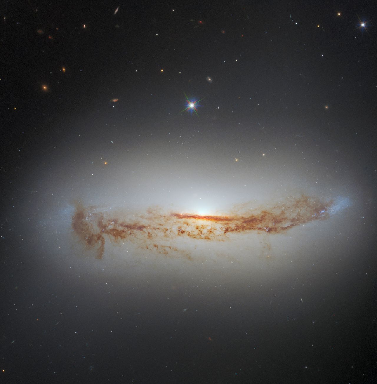 Teleskop Hubble’a zarejestrował supermasywną czarną dziurę w środku galaktyki