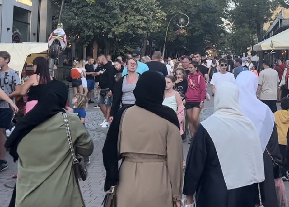 Na Krupówkach hidżab przy hidżabie. "Są w stanie zapłacić każdą cenę"