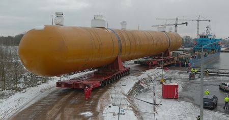 Zbudowali go Polacy. Waży 585 ton i dotarł na plac budowy