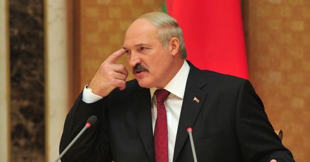 Białoruski reżim broni się przed katastrofą i absurdalnie uderza w Polaków. "Okradają sklepy"