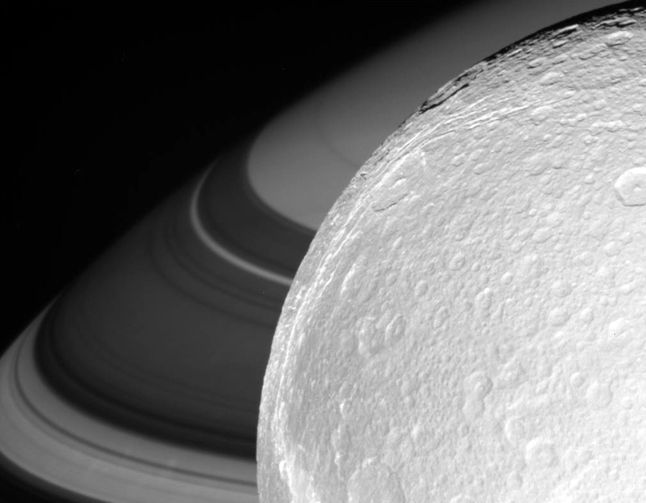 Zbliżenie do Dione z Saturnem w tle. 11 października 2005 roku.