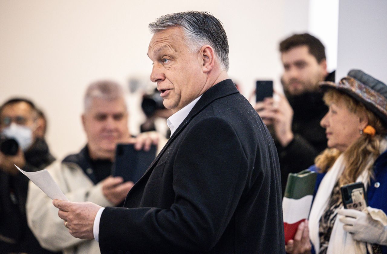 Orban podczas oddawania głosu w niedzielnych wyborach na Węgrzech, 3.04.2022 r. 