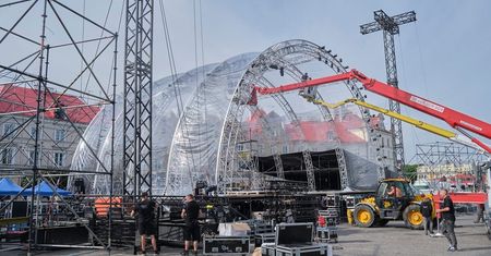 Na Placu Zamkowym rozstawiają scenę. W sobotę zabrzmi na niej „Koncert Wolności i Nadziei”