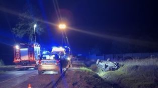 Poważny wypadek w powiecie płońskim. Policja ustala, kto siedział za kierownicą
