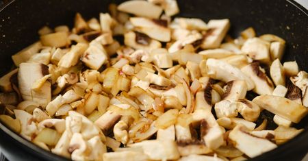 Wlewam na patelnię i dodaję pieczarki. Z tym dodatkiem smakują jak leśne grzyby