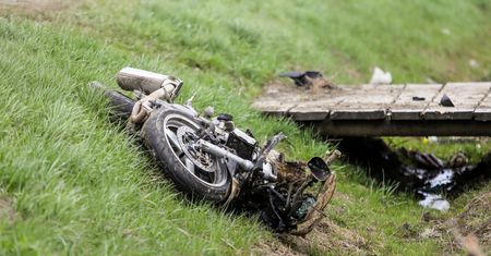 Koszmarna śmierć 17-letniego motocyklisty. Uderzył w składowane drewno