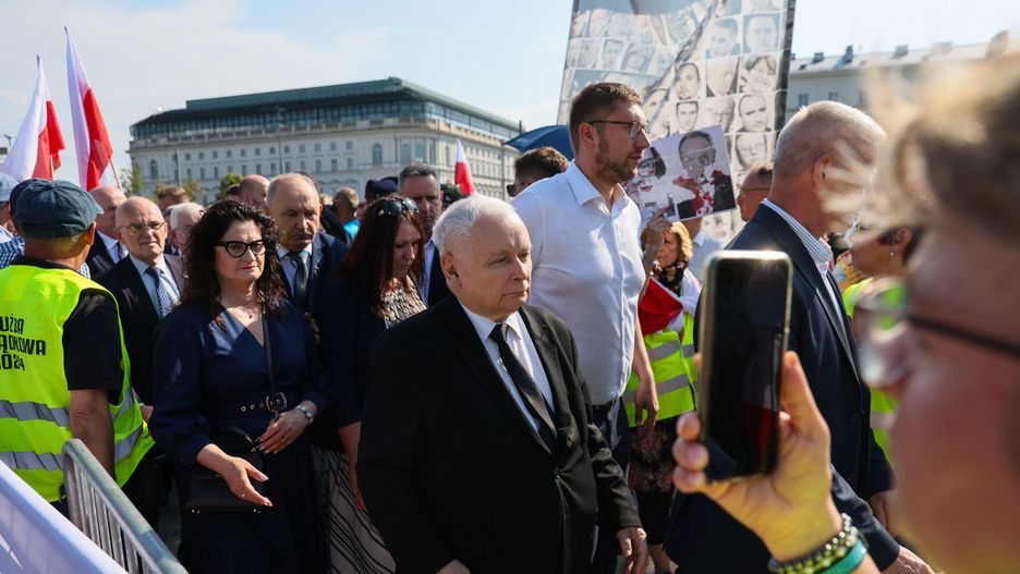 Jarosław Kaczyński podczas obchodów miesięcznicy smoleńskiej 