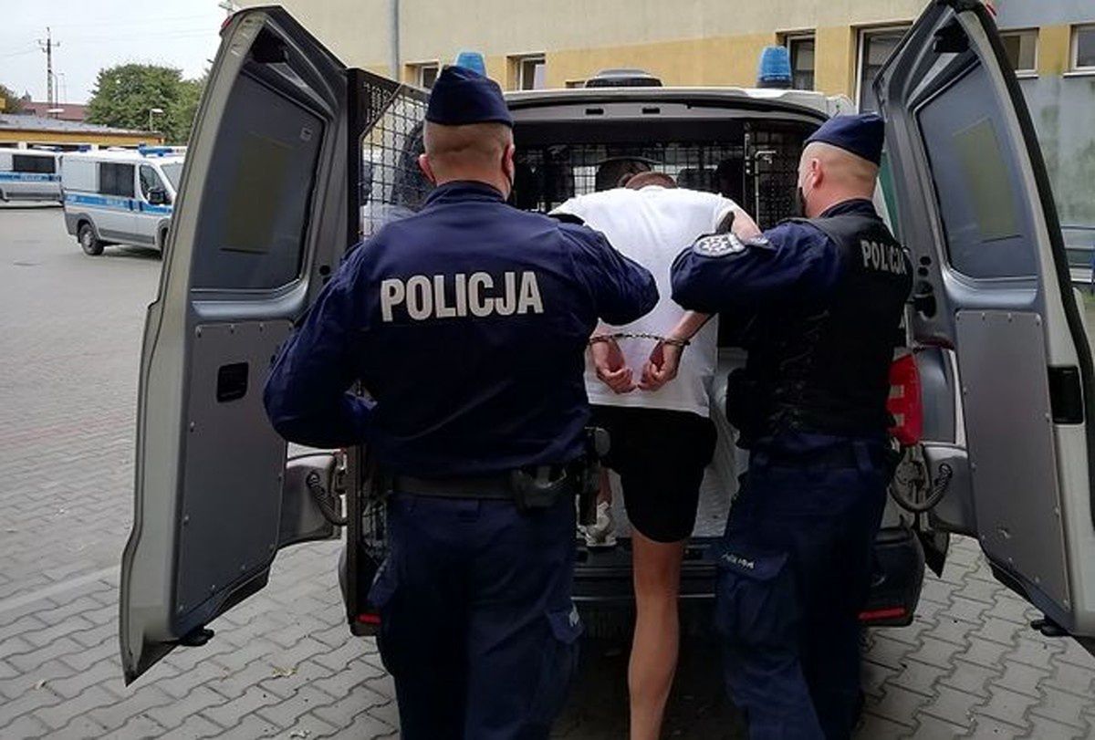Łódź. Poszukiwany listem gończym rzucił się na policjantów z nożem 