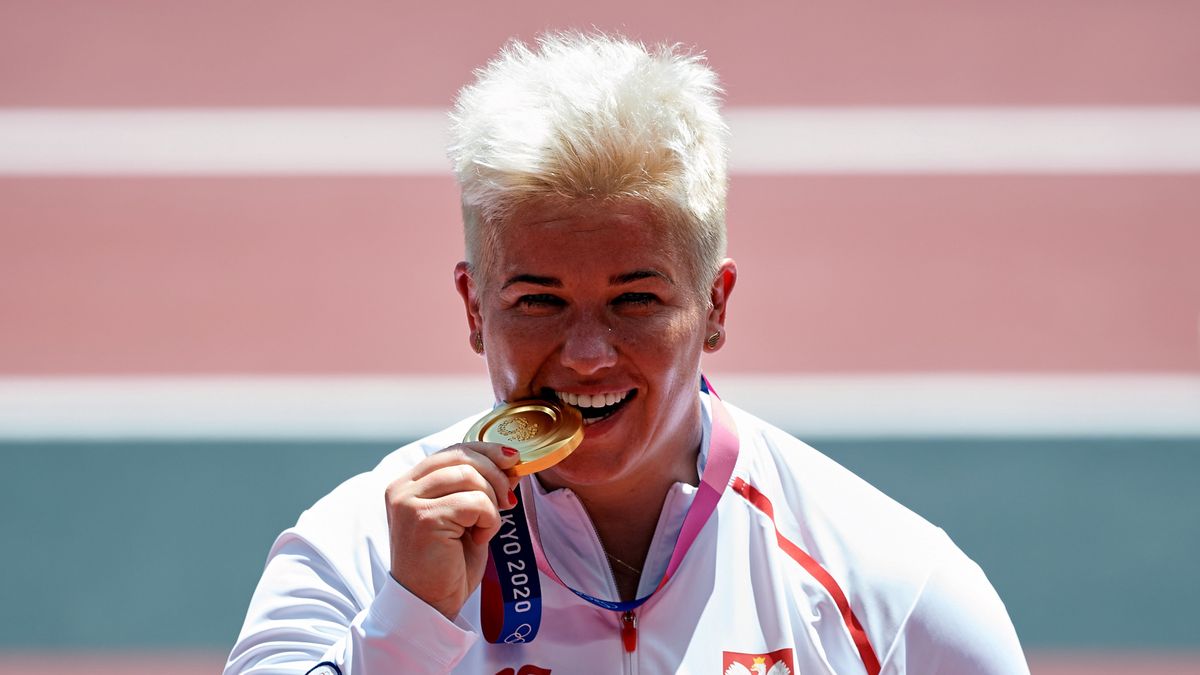 Tokio, Japonia, 04.08.2021. Polka Anita Włodarczyk podczas ceremonii wręczenia medali najlepszym zawodniczkom konkursu rzutu młotem, na Stadionie Olimpijskim. (paw) PAP/Leszek Szymański EDITORIAL USE ONLY