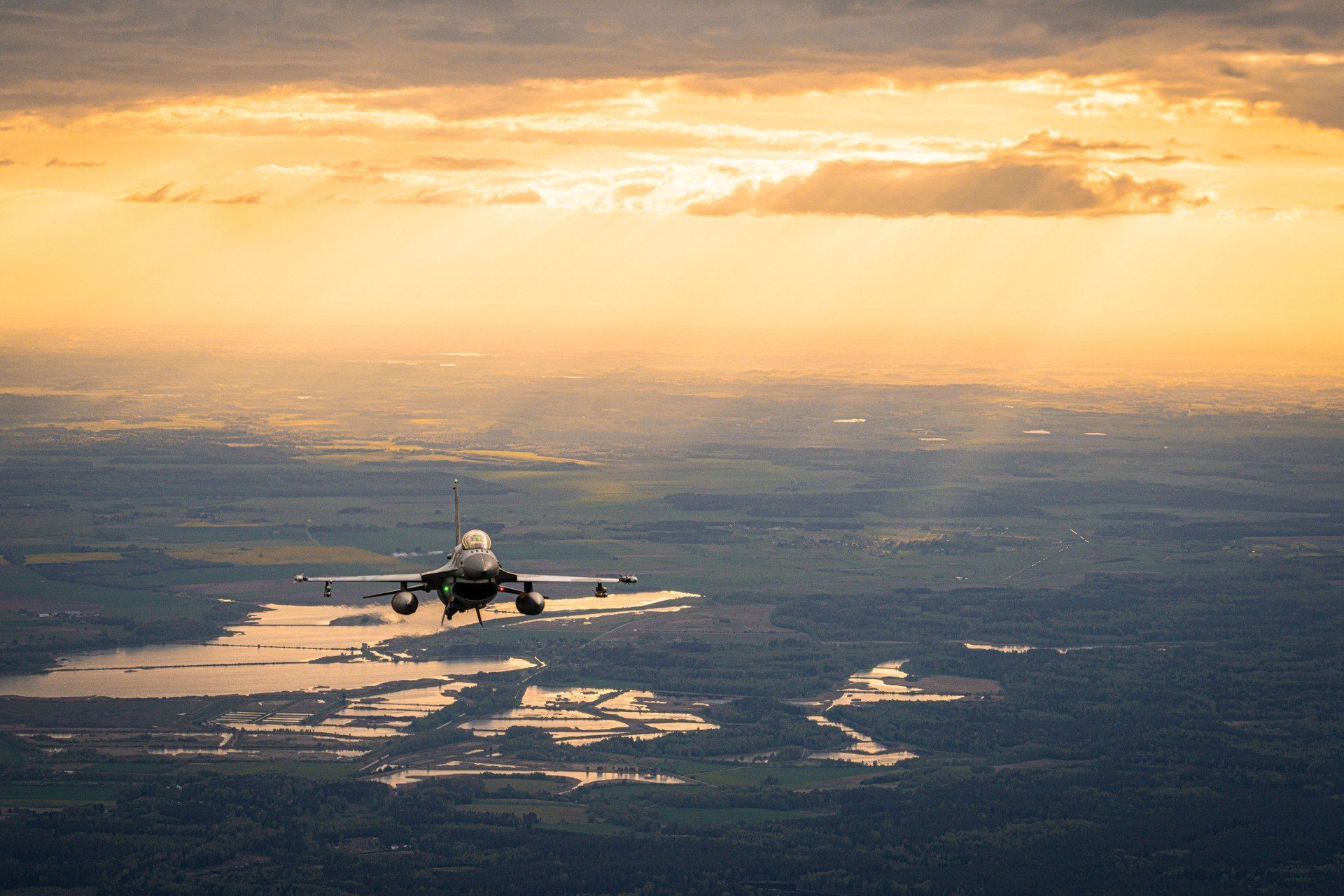 Polskie i sojusznicze samoloty wielozadaniowe F16 biorące udział w natowskiej misji Baltic Air Policing.