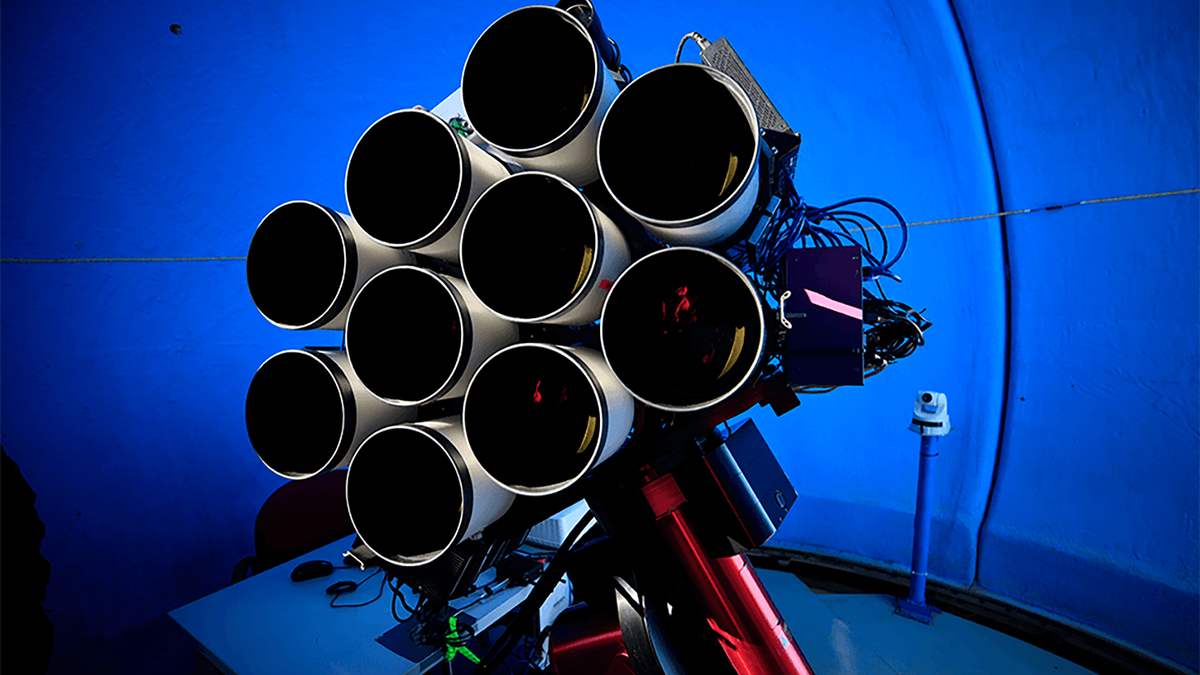 Potężny teleskop ma 10 wielkich obiektywów. Huntsman zaczyna polowanie na galaktyki 1