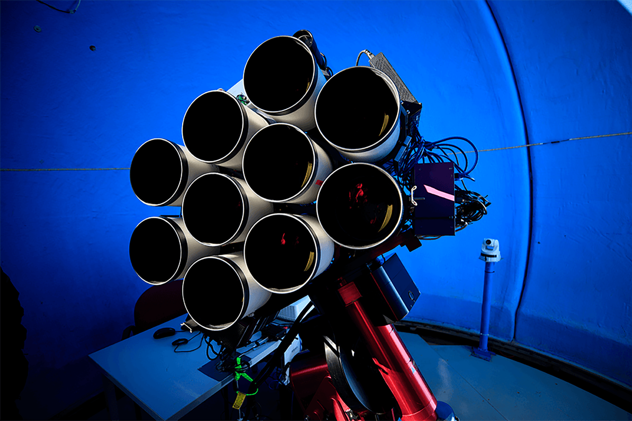 Teleskop Huntsman składa się z 10 potężnych teleobiektywów.